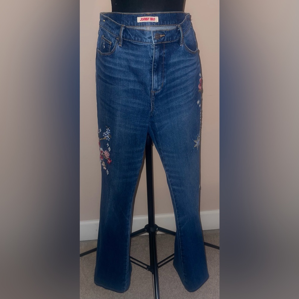 Like New Johnny Was Raiya Denim Jeans with Floral embroidery details size 30.
